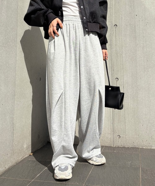 ISOOK（アイスー）の「【ISOOK / アイスー】タック入りバルーンスェットパンツ / ワイド コクーン ルーズ 総ゴム シームデザイン ビックシルエット ユニセックス ノームコア 黒 ブラック グレー ZOZOTOWN限定（スウェットパンツ・レディース・グレー/ブラック・FREE）」の17枚目の写真