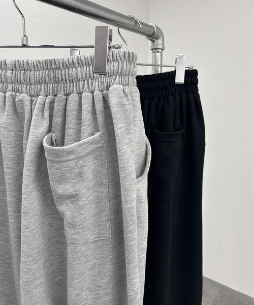 ISOOK（アイスー）の「【ISOOK / アイスー】タック入りバルーンスェットパンツ / ワイド コクーン ルーズ 総ゴム シームデザイン ビックシルエット ユニセックス ノームコア 黒 ブラック グレー ZOZOTOWN限定（スウェットパンツ・レディース・グレー/ブラック・FREE）」の8枚目の写真