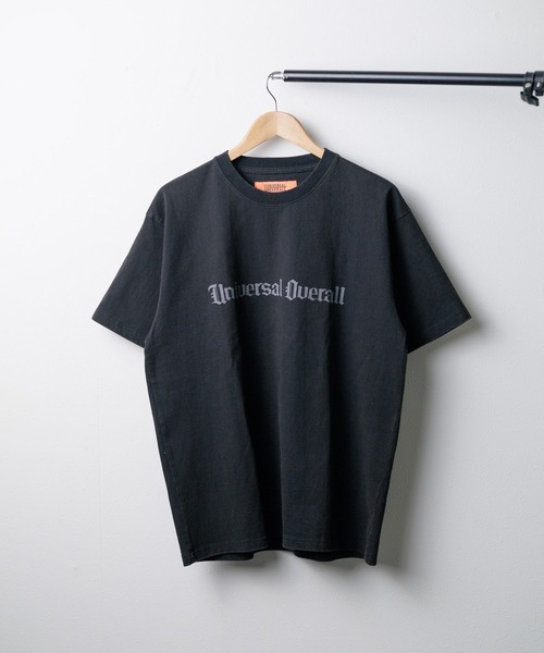 UNIVERSAL OVERALL(ユニバーサルオーバーオール)の「【72】【UNIVERSAL OVERALL】Logo Pigment TEE(Tシャツ/カットソー・レディース・ブラック/ブラック×ブラック・MEDIUM/LARGE/X-LARGE)」の1枚目の写真