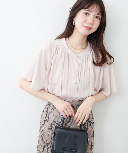 natural couture（ナチュラルクチュール）の「とろみサテンフレア袖ギャザーブラウス（シャツ/ブラウス・レディース・ライトグレー/ピンク/ラベンダー/ピンクベージュ/サックスブルー/アイボリー/チャコールグレー・FREE）」の6枚目の写真