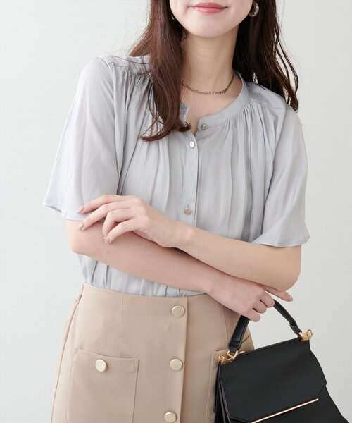 natural couture（ナチュラルクチュール）の「とろみサテンフレア袖ギャザーブラウス（シャツ/ブラウス・レディース・ライトグレー/ピンク/ラベンダー/ピンクベージュ/サックスブルー/アイボリー/チャコールグレー・FREE）」の17枚目の写真