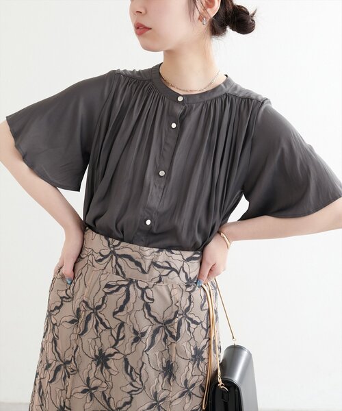 natural couture（ナチュラルクチュール）の「とろみサテンフレア袖ギャザーブラウス（シャツ/ブラウス・レディース・ライトグレー/ピンク/ラベンダー/ピンクベージュ/サックスブルー/アイボリー/チャコールグレー・FREE）」の12枚目の写真