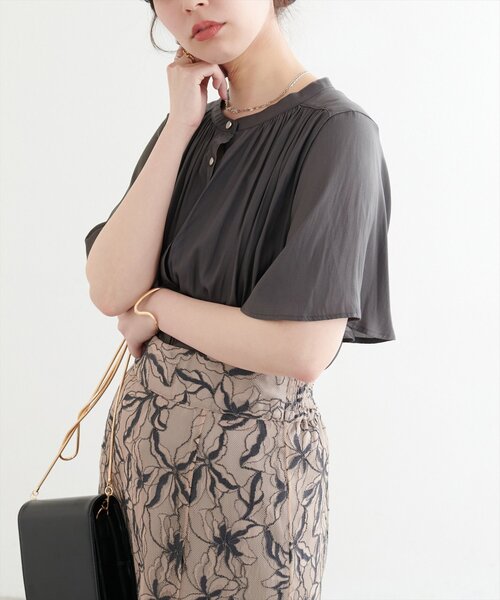 natural couture（ナチュラルクチュール）の「とろみサテンフレア袖ギャザーブラウス（シャツ/ブラウス・レディース・ライトグレー/ピンク/ラベンダー/ピンクベージュ/サックスブルー/アイボリー/チャコールグレー・FREE）」の13枚目の写真