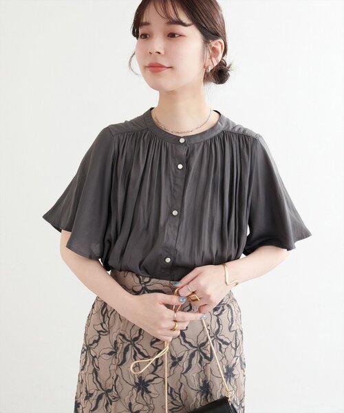 natural couture（ナチュラルクチュール）の「とろみサテンフレア袖ギャザーブラウス（シャツ/ブラウス・レディース・ライトグレー/ピンク/ラベンダー/ピンクベージュ/サックスブルー/アイボリー/チャコールグレー・FREE）」の14枚目の写真