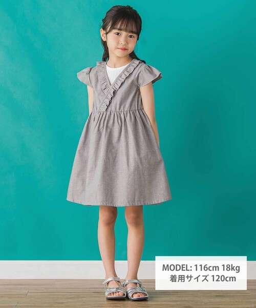 BeBe Petits Pois Vert（ベベプチポワヴェール）の「【店舗限定】【前後着用可能】ダンガリーフリル襟カシュクールワンピース(95~150cm)（ワンピース・キッズ・ネイビー/グレー・140cm/150cm/110cm/100cm/120cm/130cm/95cm）」の3枚目の写真