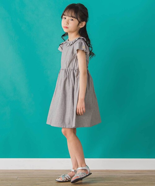 BeBe Petits Pois Vert（ベベプチポワヴェール）の「【店舗限定】【前後着用可能】ダンガリーフリル襟カシュクールワンピース(95~150cm)（ワンピース・キッズ・ネイビー/グレー・140cm/150cm/110cm/100cm/120cm/130cm/95cm）」の4枚目の写真