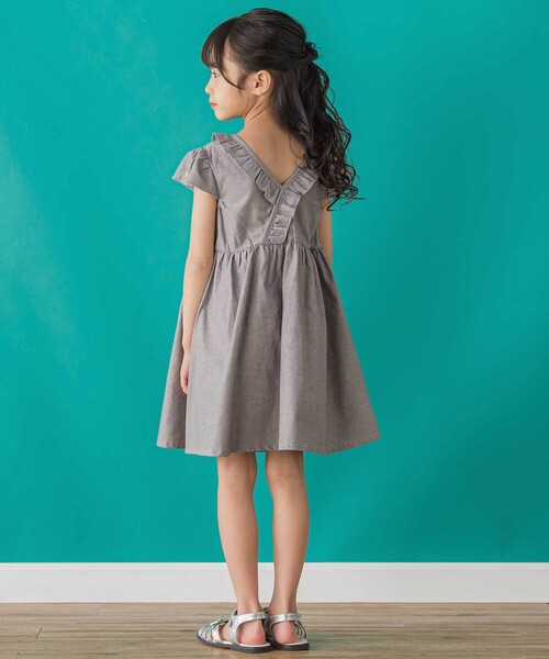 BeBe Petits Pois Vert（ベベプチポワヴェール）の「【店舗限定】【前後着用可能】ダンガリーフリル襟カシュクールワンピース(95~150cm)（ワンピース・キッズ・ネイビー/グレー・140cm/150cm/110cm/100cm/120cm/130cm/95cm）」の5枚目の写真