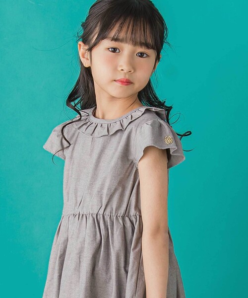 BeBe Petits Pois Vert（ベベプチポワヴェール）の「【店舗限定】【前後着用可能】ダンガリーフリル襟カシュクールワンピース(95~150cm)（ワンピース・キッズ・ネイビー/グレー・140cm/150cm/110cm/100cm/120cm/130cm/95cm）」の6枚目の写真