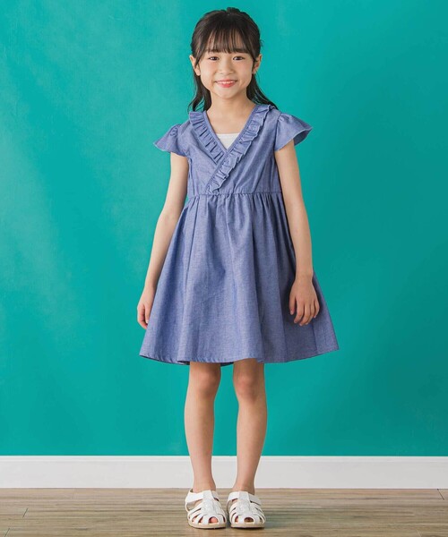 BeBe Petits Pois Vert（ベベプチポワヴェール）の「【店舗限定】【前後着用可能】ダンガリーフリル襟カシュクールワンピース(95~150cm)（ワンピース・キッズ・ネイビー/グレー・140cm/150cm/110cm/100cm/120cm/130cm/95cm）」の9枚目の写真