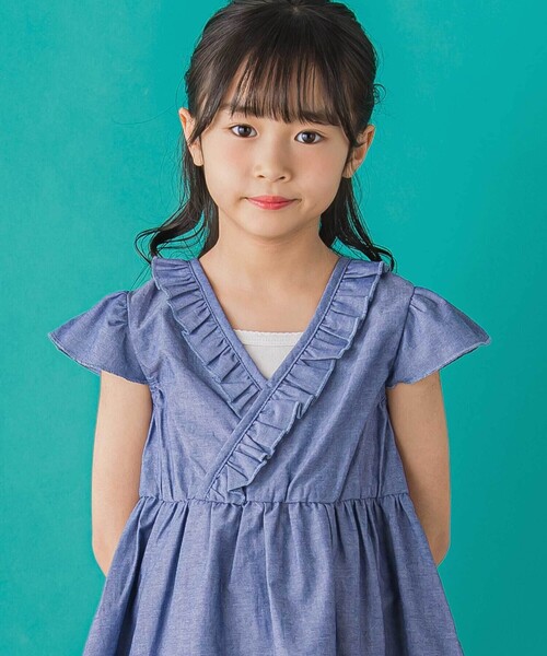 BeBe Petits Pois Vert（ベベプチポワヴェール）の「【店舗限定】【前後着用可能】ダンガリーフリル襟カシュクールワンピース(95~150cm)（ワンピース・キッズ・ネイビー/グレー・140cm/150cm/110cm/100cm/120cm/130cm/95cm）」の11枚目の写真