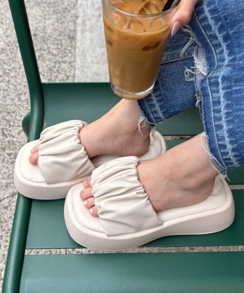 CIAOPANIC TYPY（チャオパニックティピー）の「ギャザーデザイン厚底サンダル（サンダル・レディース・ブラック/アイボリー・MEDIUM/LARGE/SMALL）」の3枚目の写真