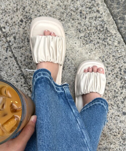 CIAOPANIC TYPY（チャオパニックティピー）の「ギャザーデザイン厚底サンダル（サンダル・レディース・ブラック/アイボリー・MEDIUM/LARGE/SMALL）」の4枚目の写真