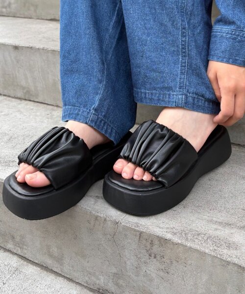 CIAOPANIC TYPY（チャオパニックティピー）の「ギャザーデザイン厚底サンダル（サンダル・レディース・ブラック/アイボリー・MEDIUM/LARGE/SMALL）」の6枚目の写真