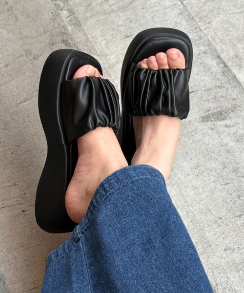 CIAOPANIC TYPY（チャオパニックティピー）の「ギャザーデザイン厚底サンダル（サンダル・レディース・ブラック/アイボリー・MEDIUM/LARGE/SMALL）」の7枚目の写真