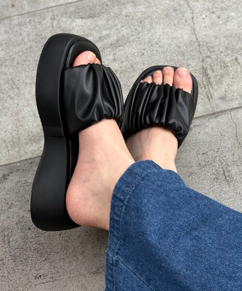 CIAOPANIC TYPY（チャオパニックティピー）の「ギャザーデザイン厚底サンダル（サンダル・レディース・ブラック/アイボリー・MEDIUM/LARGE/SMALL）」の8枚目の写真