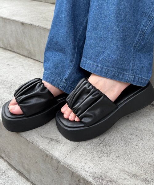 CIAOPANIC TYPY（チャオパニックティピー）の「ギャザーデザイン厚底サンダル（サンダル・レディース・ブラック/アイボリー・MEDIUM/LARGE/SMALL）」の9枚目の写真