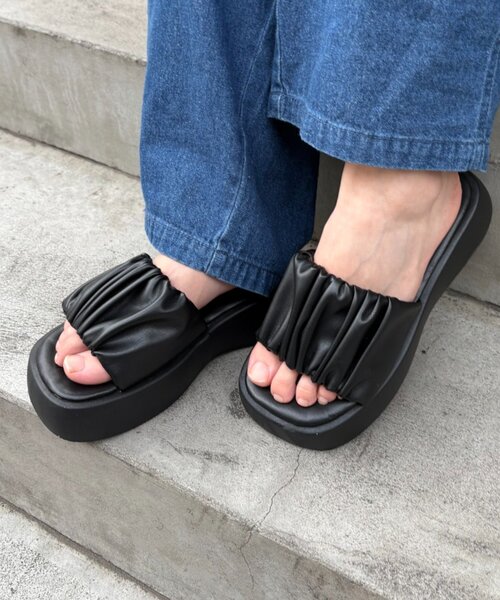 CIAOPANIC TYPY（チャオパニックティピー）の「ギャザーデザイン厚底サンダル（サンダル・レディース・ブラック/アイボリー・MEDIUM/LARGE/SMALL）」の10枚目の写真