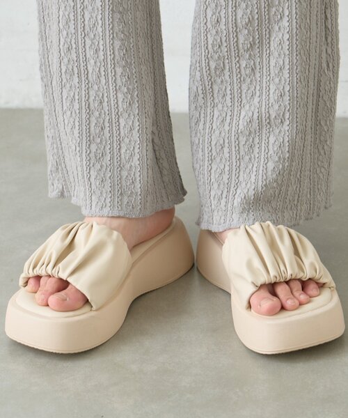 CIAOPANIC TYPY（チャオパニックティピー）の「ギャザーデザイン厚底サンダル（サンダル・レディース・ブラック/アイボリー・MEDIUM/LARGE/SMALL）」の11枚目の写真