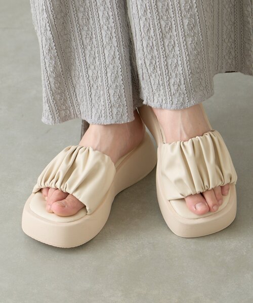 CIAOPANIC TYPY（チャオパニックティピー）の「ギャザーデザイン厚底サンダル（サンダル・レディース・ブラック/アイボリー・MEDIUM/LARGE/SMALL）」の12枚目の写真