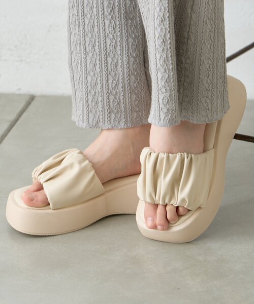 CIAOPANIC TYPY（チャオパニックティピー）の「ギャザーデザイン厚底サンダル（サンダル・レディース・ブラック/アイボリー・MEDIUM/LARGE/SMALL）」の13枚目の写真