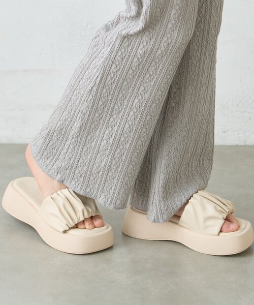 CIAOPANIC TYPY（チャオパニックティピー）の「ギャザーデザイン厚底サンダル（サンダル・レディース・ブラック/アイボリー・MEDIUM/LARGE/SMALL）」の15枚目の写真