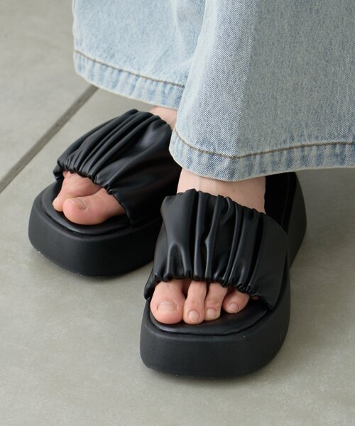 CIAOPANIC TYPY（チャオパニックティピー）の「ギャザーデザイン厚底サンダル（サンダル・レディース・ブラック/アイボリー・MEDIUM/LARGE/SMALL）」の16枚目の写真