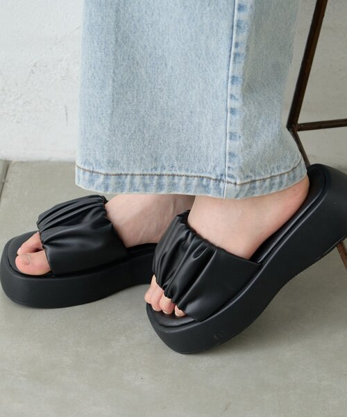 CIAOPANIC TYPY（チャオパニックティピー）の「ギャザーデザイン厚底サンダル（サンダル・レディース・ブラック/アイボリー・MEDIUM/LARGE/SMALL）」の17枚目の写真