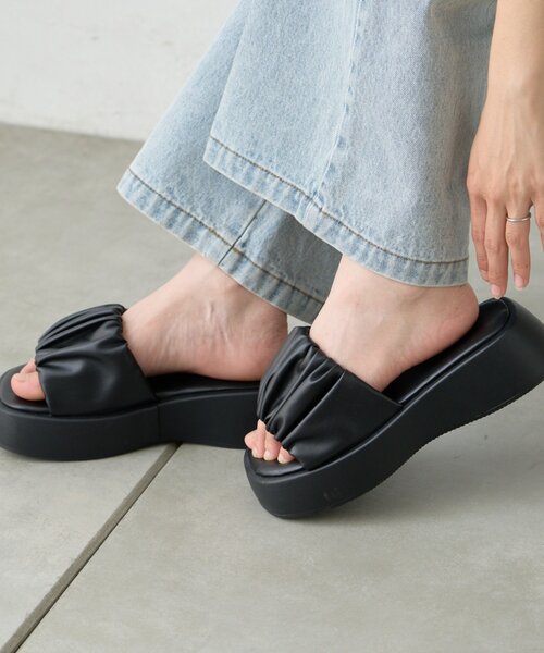 CIAOPANIC TYPY（チャオパニックティピー）の「ギャザーデザイン厚底サンダル（サンダル・レディース・ブラック/アイボリー・MEDIUM/LARGE/SMALL）」の18枚目の写真