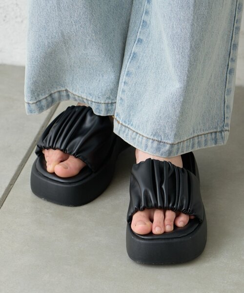 CIAOPANIC TYPY（チャオパニックティピー）の「ギャザーデザイン厚底サンダル（サンダル・レディース・ブラック/アイボリー・MEDIUM/LARGE/SMALL）」の19枚目の写真