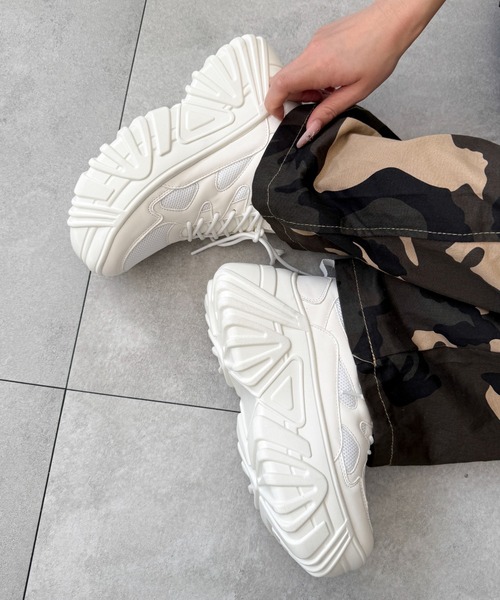 WEGO（ウィゴー）の「WEGO/ボリュームスニーカー（スニーカー・レディース・ホワイト/キャメル/シルバー/ブラック・MEDIUM/LARGE/SMALL）」の2枚目の写真