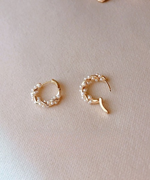 yu-ka(ユーカ)の「YU-KA:パールブーケフープピアス Pearl bouquet hoop pierce(ピアス(両耳用)・レディース・ゴールド・FREE)」の1枚目の写真