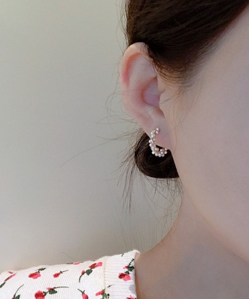 yu-ka(ユーカ)の「YU-KA:パールブーケフープピアス Pearl bouquet hoop pierce(ピアス(両耳用)・レディース・ゴールド・FREE)」の2枚目の写真