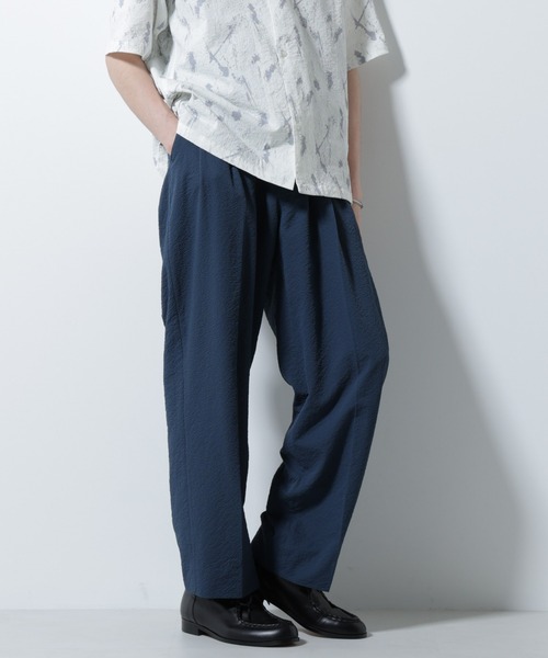 NANO universe(ナノユニバース)の「サッカータックイージーパンツ(セットアップ可)(その他パンツ・メンズ・チャコール/ブルー/ブラック・M/L)」の1枚目の写真