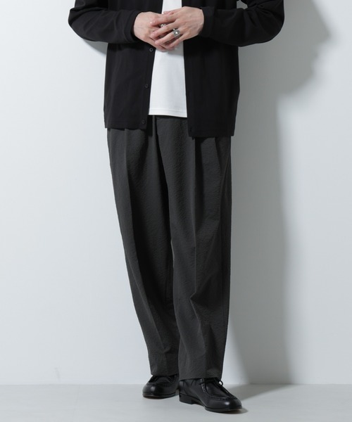 NANO universe(ナノユニバース)の「サッカータックイージーパンツ(セットアップ可)(その他パンツ・メンズ・チャコール/ブルー/ブラック・M/L)」の3枚目の写真