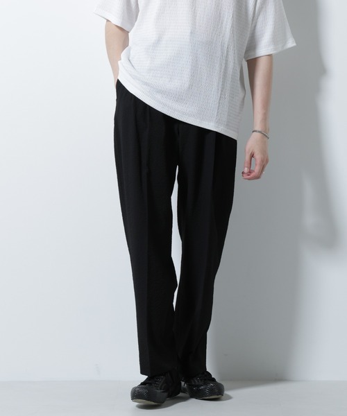 NANO universe(ナノユニバース)の「サッカータックイージーパンツ(セットアップ可)(その他パンツ・メンズ・チャコール/ブルー/ブラック・M/L)」の2枚目の写真