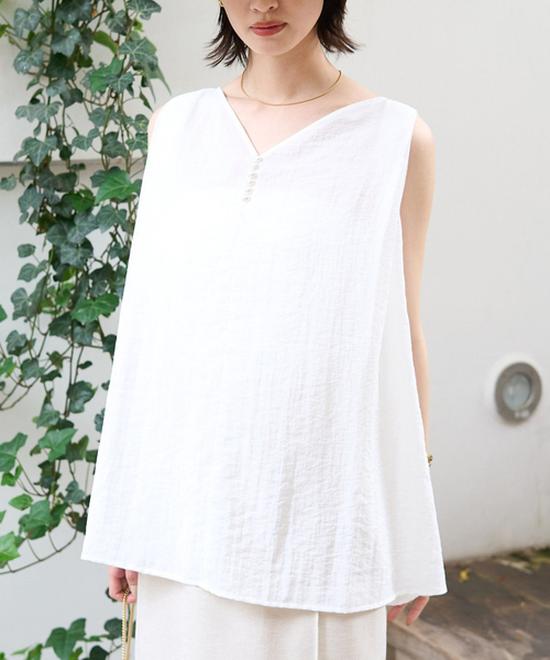 Rouge vif(ルージュヴィフ)の「前後2WAYパールノースリブラウス(シャツ/ブラウス・レディース・ホワイト/ベージュ/ブラック・フリー)」の2枚目の写真