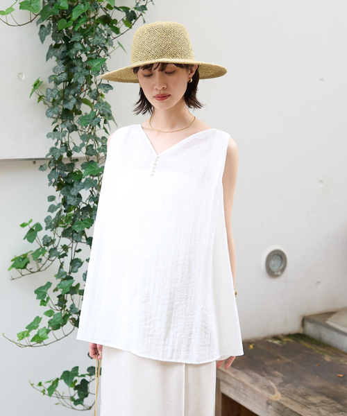 Rouge vif(ルージュヴィフ)の「前後2WAYパールノースリブラウス(シャツ/ブラウス・レディース・ホワイト/ベージュ/ブラック・フリー)」の6枚目の写真