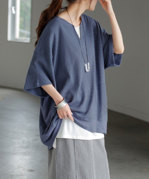 HUG.U(ハグユー)の「キーネックワッフルTシャツ(Tシャツ/カットソー・レディース・ブラック/カーキ/アイボリー/グレイッシュブルー/ライトグレー・FREE)」の5枚目の写真