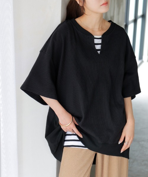 HUG.U(ハグユー)の「キーネックワッフルTシャツ(Tシャツ/カットソー・レディース・ブラック/カーキ/アイボリー/グレイッシュブルー/ライトグレー・FREE)」の2枚目の写真