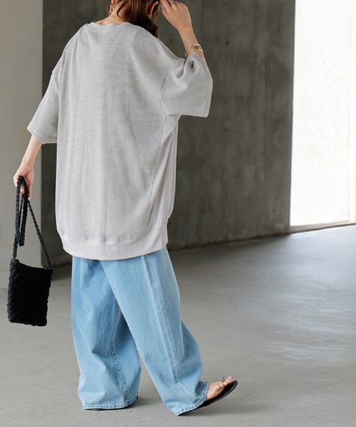 HUG.U(ハグユー)の「キーネックワッフルTシャツ(Tシャツ/カットソー・レディース・ブラック/カーキ/アイボリー/グレイッシュブルー/ライトグレー・FREE)」の10枚目の写真