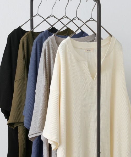 HUG.U(ハグユー)の「キーネックワッフルTシャツ(Tシャツ/カットソー・レディース・ブラック/カーキ/アイボリー/グレイッシュブルー/ライトグレー・FREE)」の16枚目の写真