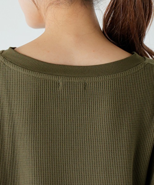 HUG.U(ハグユー)の「キーネックワッフルTシャツ(Tシャツ/カットソー・レディース・ブラック/カーキ/アイボリー/グレイッシュブルー/ライトグレー・FREE)」の19枚目の写真
