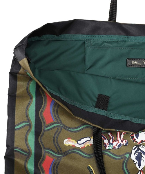 TOGA PULLA（トーガ　プルラ）の「TOGA PULLA Print tote bag TZ241-AG957（トートバッグ・レディース・カーキ・ONE SIZE）」の2枚目の写真