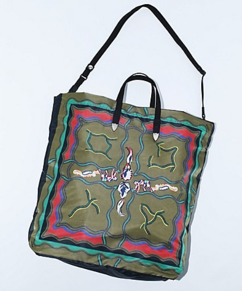 TOGA PULLA（トーガ　プルラ）の「TOGA PULLA Print tote bag TZ241-AG957（トートバッグ・レディース・カーキ・ONE SIZE）」の3枚目の写真