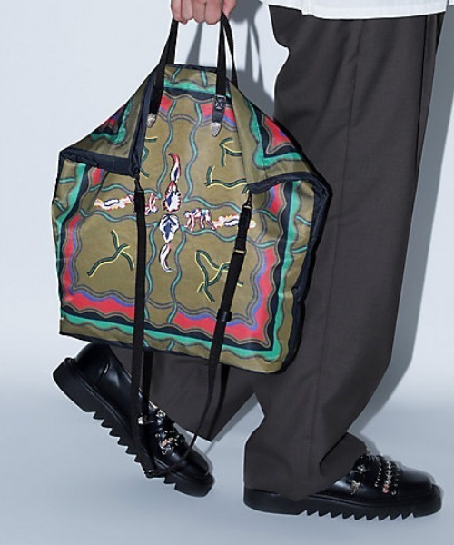 TOGA PULLA（トーガ　プルラ）の「TOGA PULLA Print tote bag TZ241-AG957（トートバッグ・レディース・カーキ・ONE SIZE）」の4枚目の写真