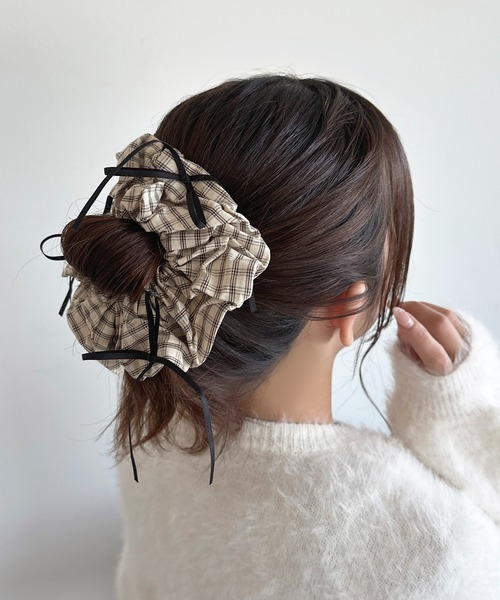 apres jour（アプレジュール）の「【apres jour×ARIAZ】細リボンチェックシュシュ（シュシュ・レディース・ブラウン系その他/ベージュ/ブラック系その他・FREE）」の3枚目の写真