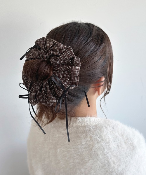 apres jour（アプレジュール）の「【apres jour×ARIAZ】細リボンチェックシュシュ（シュシュ・レディース・ブラウン系その他/ベージュ/ブラック系その他・FREE）」の2枚目の写真