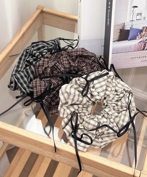 apres jour（アプレジュール）の「【apres jour×ARIAZ】細リボンチェックシュシュ（シュシュ・レディース・ブラウン系その他/ベージュ/ブラック系その他・FREE）」の4枚目の写真