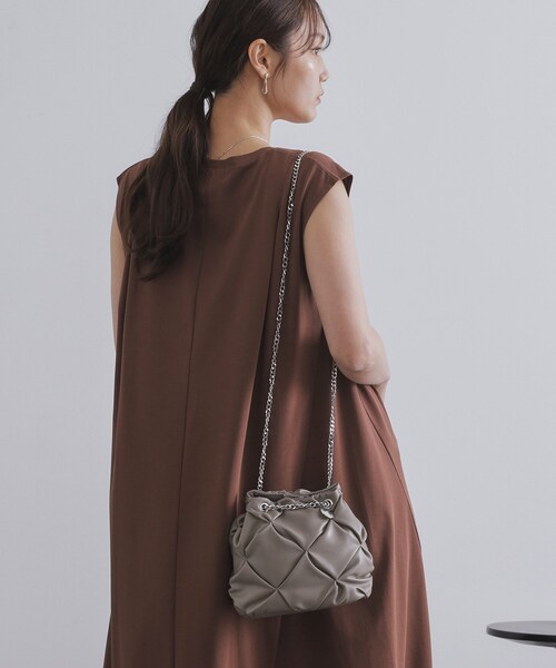 OPAQUE.CLIP(オペークドットクリップ)の「【2WAY】ラム調合皮巾着ミニショルダーバッグ(ショルダーバッグ・レディース・ブラック/ナチュラル・00)」の7枚目の写真