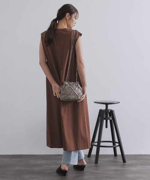 OPAQUE.CLIP(オペークドットクリップ)の「【2WAY】ラム調合皮巾着ミニショルダーバッグ(ショルダーバッグ・レディース・ブラック/ナチュラル・00)」の8枚目の写真